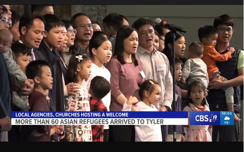 來自中國深圳改革宗聖道教會的60餘名基督徒為了逃離宗教迫害，輾轉來到美國，在德州東部落腳，圖為當地社區為他們舉行歡迎會。(翻攝自CBS新聞)