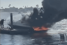 实拍：南加州一游艇加油时爆炸起火 两死三伤