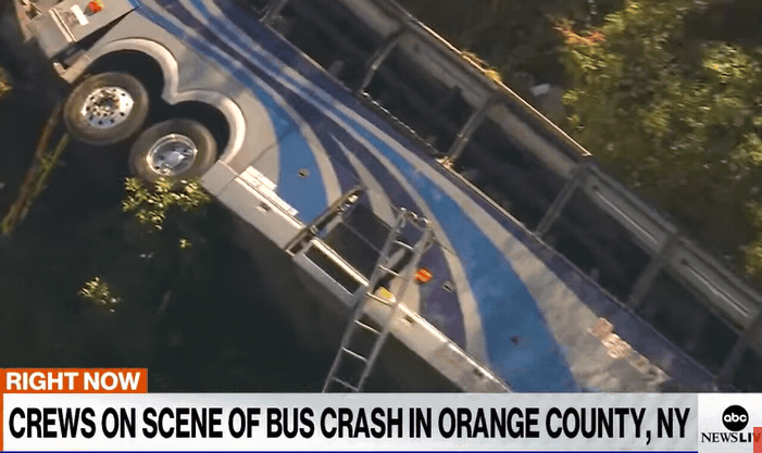 纽约满载高中生巴士 I-84公路翻车 1死46伤