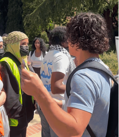 洛杉磯加州大學一名猶太學生無法進入校園上課，即使他出示了學生證，挺巴勒斯坦示威學生仍阻止他進入學校。(擷自Instagram@tsiveseli)