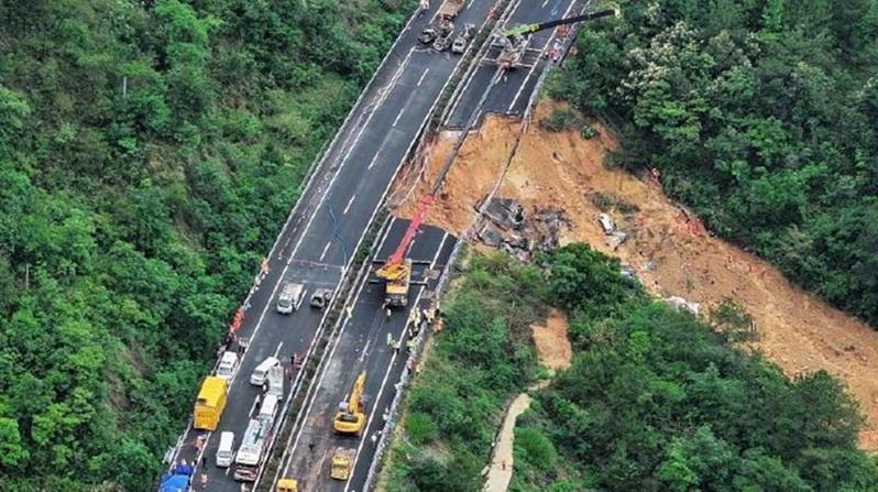 廣東梅龍高速公路坍塌，目前已知導致24死30傷。（取材自央視新聞）