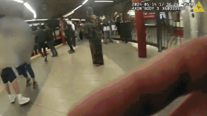 两名警员直奔地铁站，在列车进站前将癫痫发作的男子救起。(撷自YouTube@New York Post)
