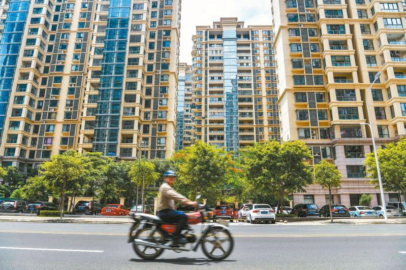 中國房市升溫引發調控政策收緊，三個月內，已有超過24城市發布累計30次房市調控政策。（中新社）