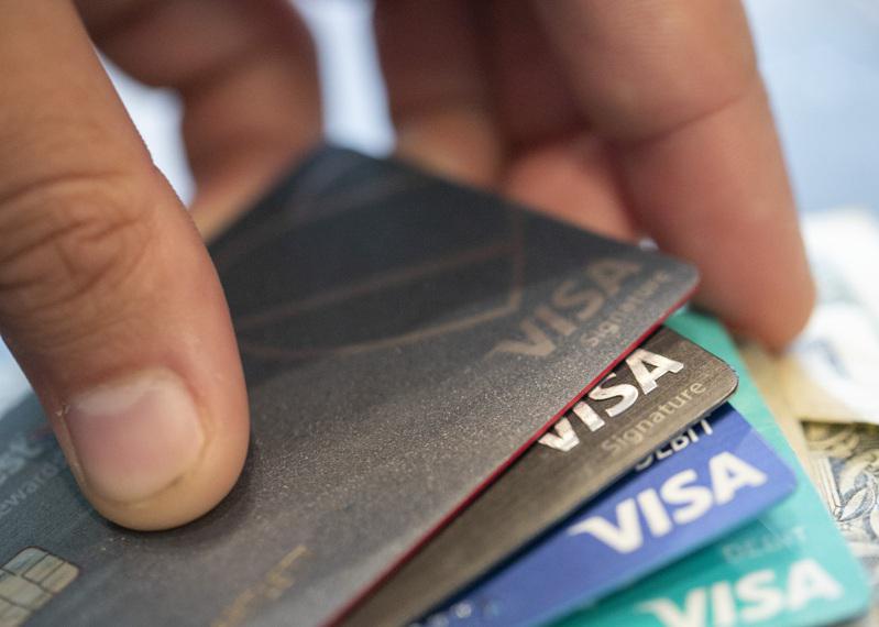 信用卡遭到盜用，持卡人要想圓滿解決，往往大費周章。（美聯社）