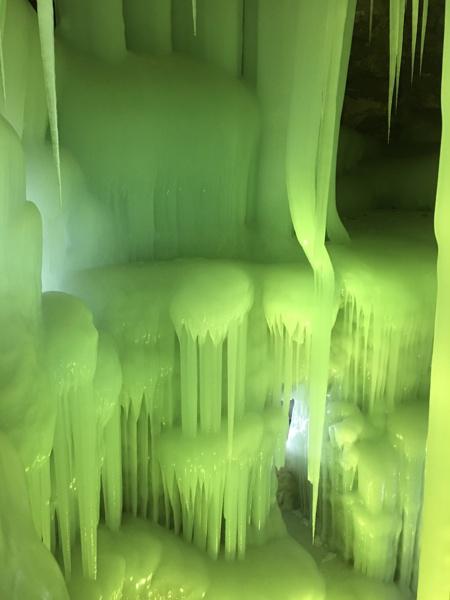 萬年冰洞內的凍冰宛若藝術雕刻。