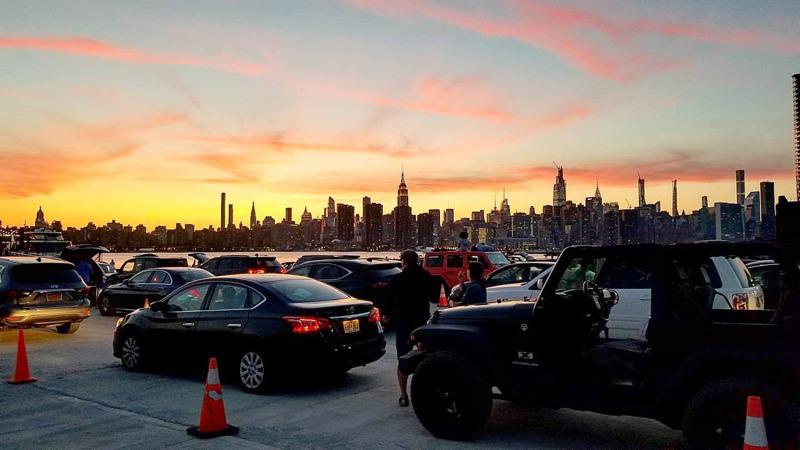 提前到達天際線汽車影院現場，可欣賞到日落時的曼哈頓美景。(取自影院臉書)