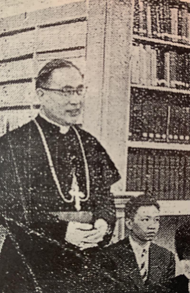 上世紀50年代于斌總主教在中美聯誼會向留學生致辭。（于德蘭提供）