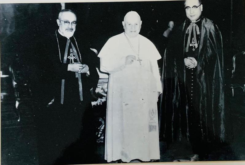 1959年11月3日于斌總主教和教廷傳信部長雅靜安樞機（左）晉謁教宗若望二十三世...