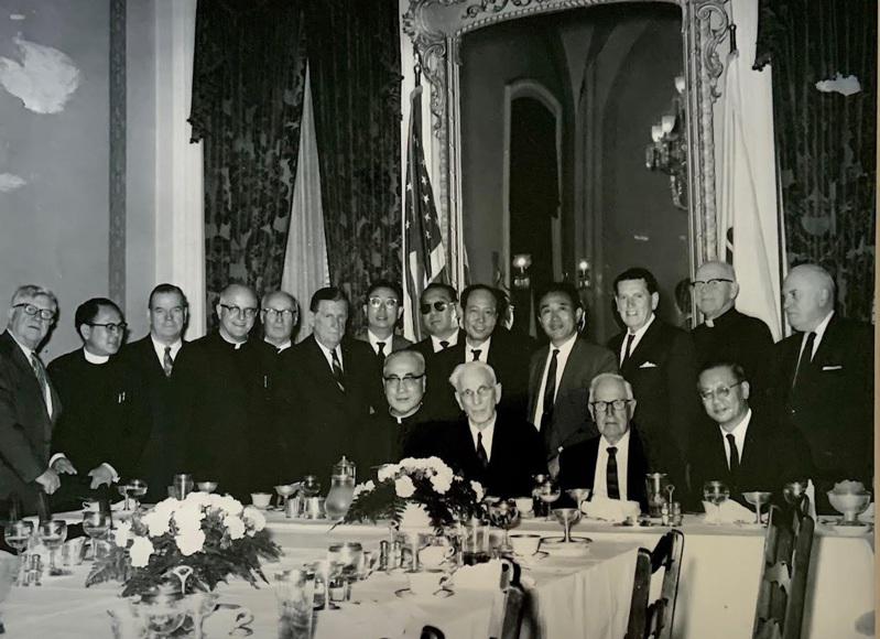 于斌升任樞機後，美國友人宴請慶祝，前排右三為美國前眾議院議長John W. Mc...