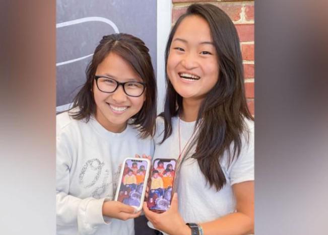 維州華裔女大生Ally Cole(左)與Ruby Wierzbicki(右)，在校車上閒聊才發現兩人幼時同在中國一家幼童收容院。(取材自Instagram)