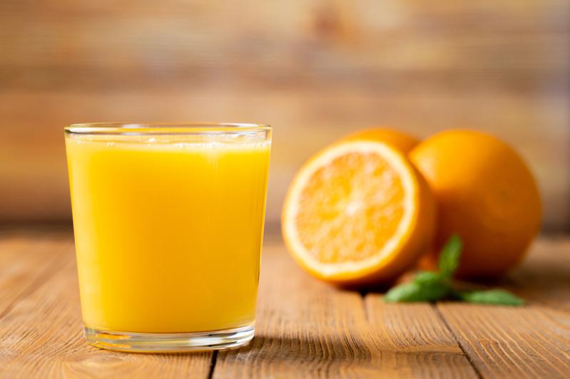 果汁本身就是一種濃縮型式的糖，而且少了對控制血糖和維持飽腹感非常重要的纖維。(Getty Images)