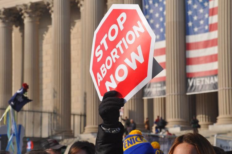 德州對墮胎規定嚴，被認為剝奪婦女權利。(Unsplash網頁)