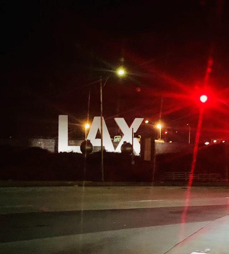 夜晚的LAX機場。（圖由作者提供）