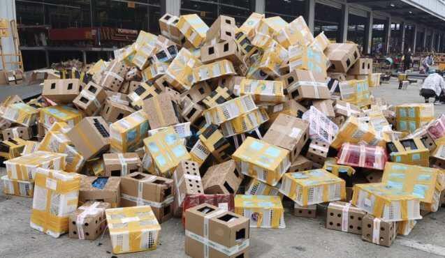 物流園內大量的動物快遞盒。取材自澎湃新聞
