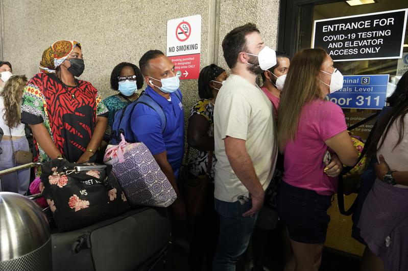佛州机场旅客排着长队等待接受COVID-19检测。（美联社）