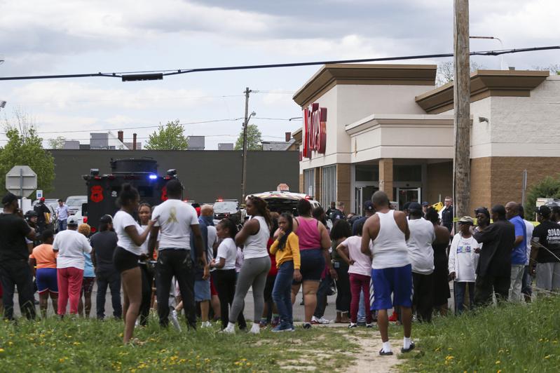 发生枪案的社区居民多为非裔;案发后，附近居民在现场围观。 （美联社）