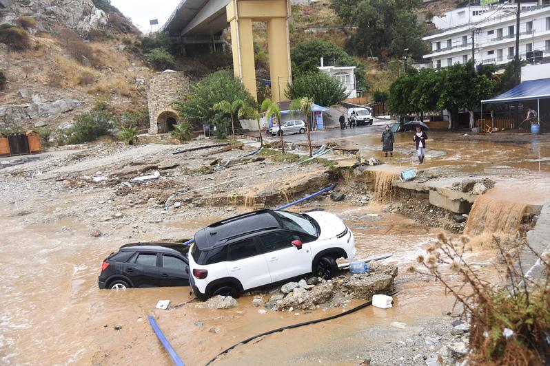 希臘克里特島暴雨成災，1名男子喪生，另有2人失蹤。(美聯社)