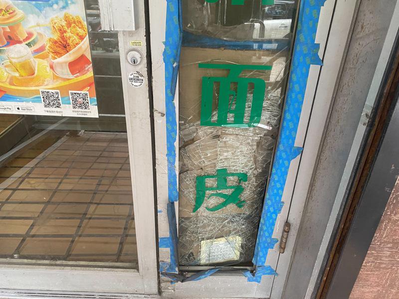 一號廚房的店外玻璃被他人砸壞。(記者牟蘭／攝影)