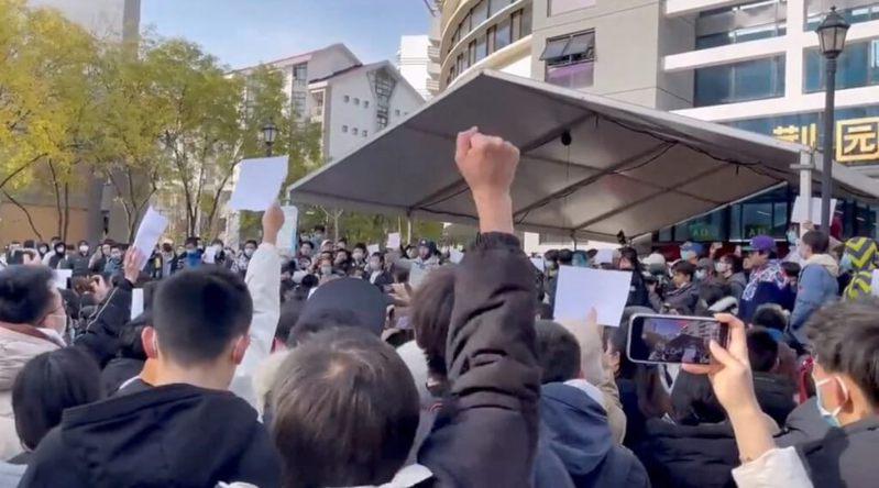 北京清華大學生27日舉白紙抗議，表達對防疫限製措施的憤怒。（路透）