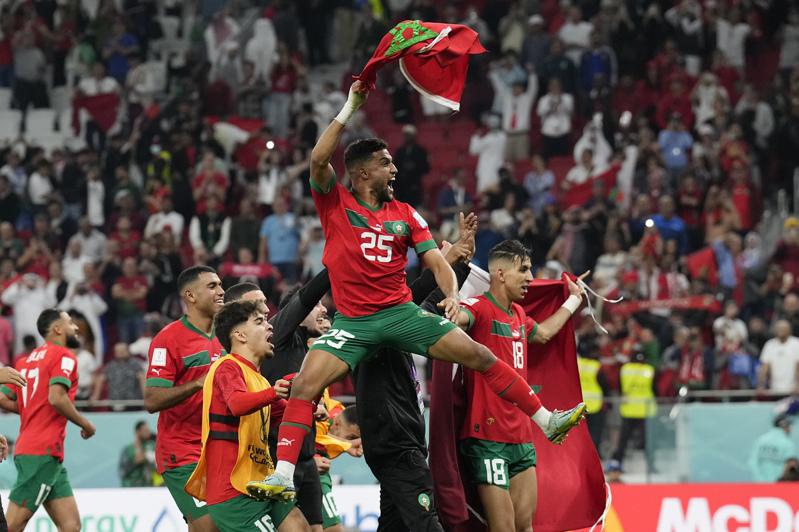 摩洛哥出人意料地闖入世界盃4強賽，部分原因在於刻意在散居國外的僑民中尋找人才。圖為摩洛哥10日以1比0擊敗葡萄牙闖入4強，球員興奮歡呼。（美聯社）