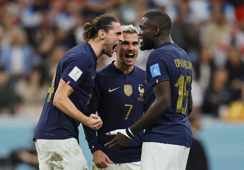 踢進本屆世界盃足球賽四強的法國隊，球員人種多元，黑白摻雜。圖為該隊球員10日在踢贏英格蘭隊後欣喜若狂。(歐新社)