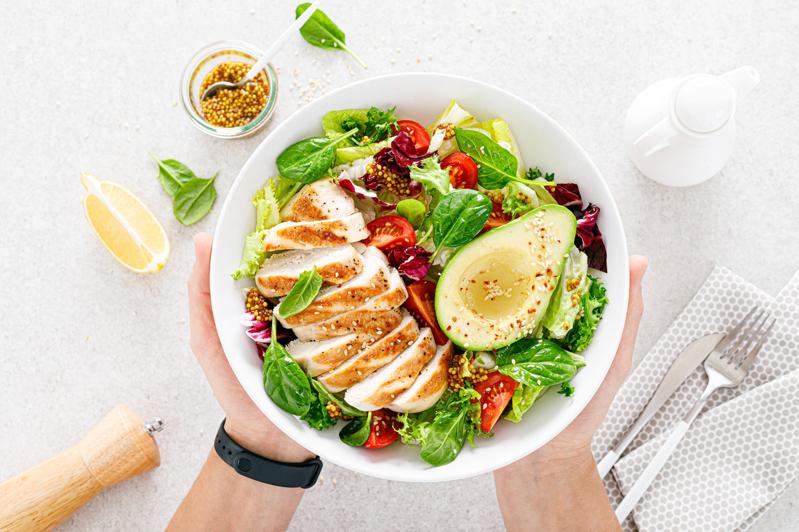 要遠離肌少症，飲食應攝取足夠蛋白質，增加肌肉量，避免肌肉流失。(Getty Images)