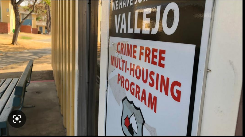 加州眾議員麥金納17日說明AB 1418法案，該法針對的是「無犯罪住房」（crime-free housing）的地方政策。(NBC)