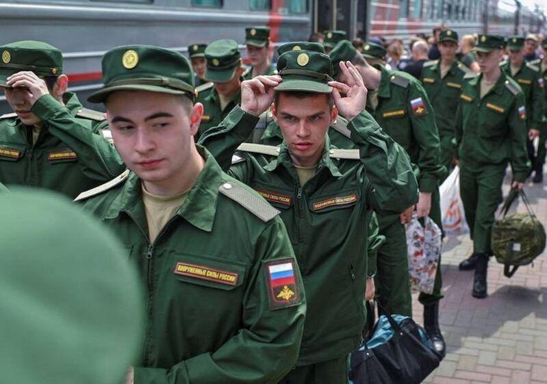 去年6月17日，俄羅斯鄂木斯克一批新兵準備乘車前往軍營報到。（路透）