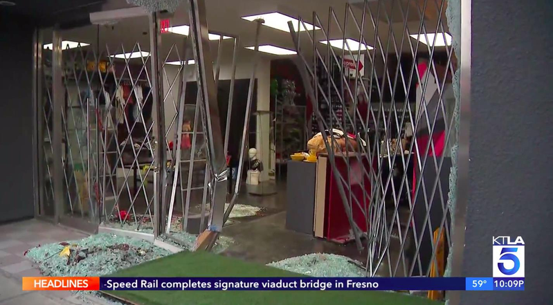 商店被撞开，嫌犯抢走价值约七万元的商品。 （KTLA）