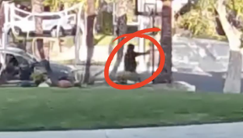 在洛杉矶县北岭，一名男子在自家门口遭枪手袭击，该男子试图开车引走枪手，二人开始追...