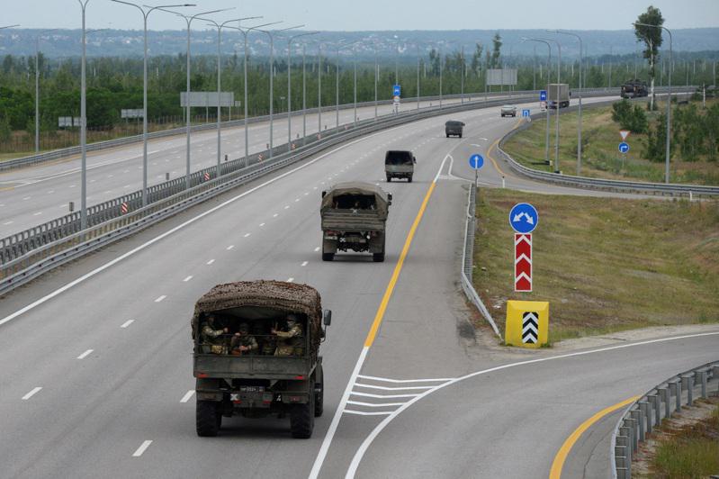 瓦格納集團士兵從連結莫斯科和南部頓河岸城市若斯托夫的M-4高速路撤離。(路透)