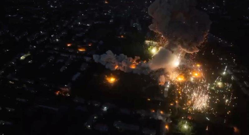 圖為5日在社交媒體視頻上發布，俄羅斯控制的烏東頓內次克州（Donetsk）馬克耶夫卡（Makiivka）發生爆炸的景象。路透