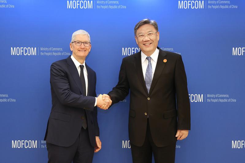 商务部长王文涛见库克:欢迎苹果共享中国市场红利