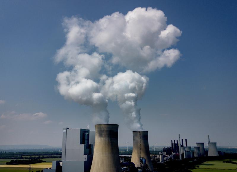 德國在今年4月全面廢核，圖為德國紐拉的煤炭火力發電廠。(美聯社)