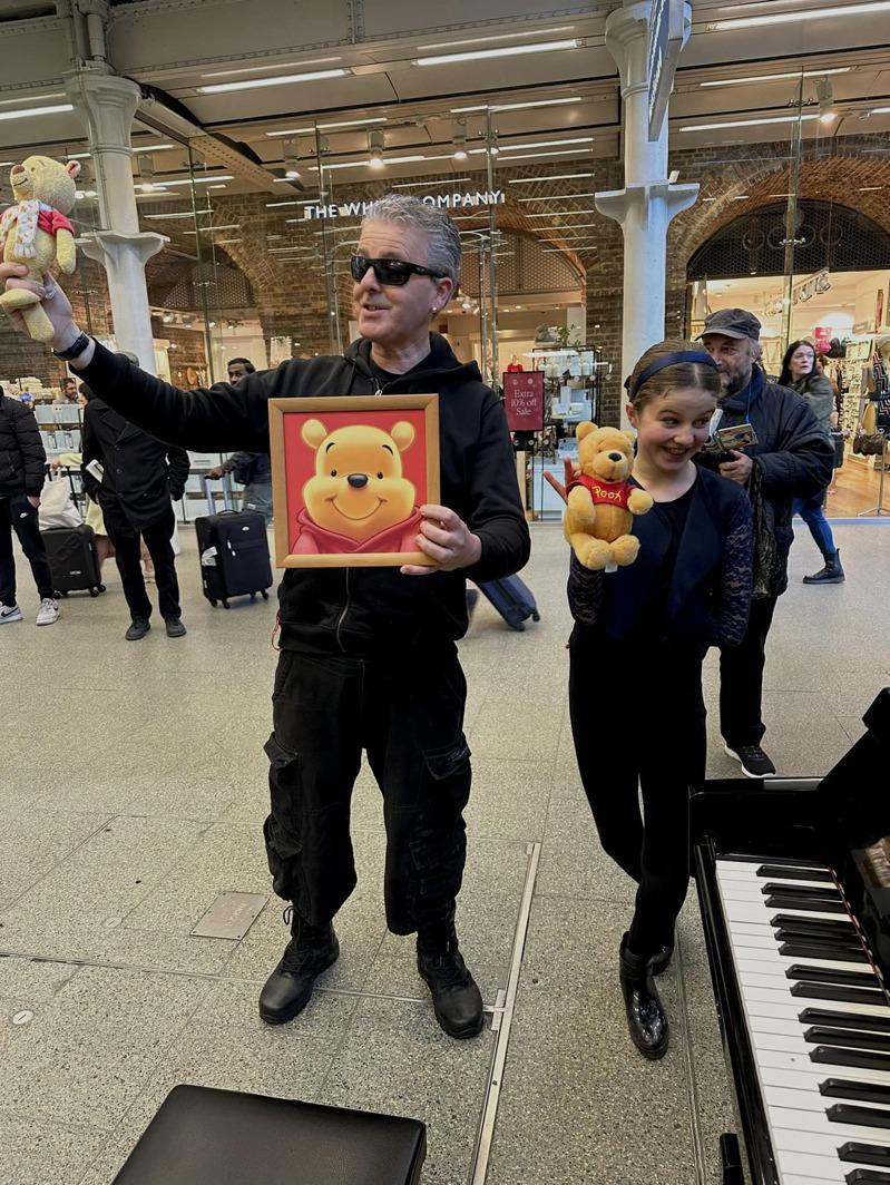 英國鋼琴家卡瓦納日前在倫敦直播時遭中國小粉紅亂入，他日前帶小熊維尼玩偶重回現場。（截圖自Brendan Kavanagh臉書）