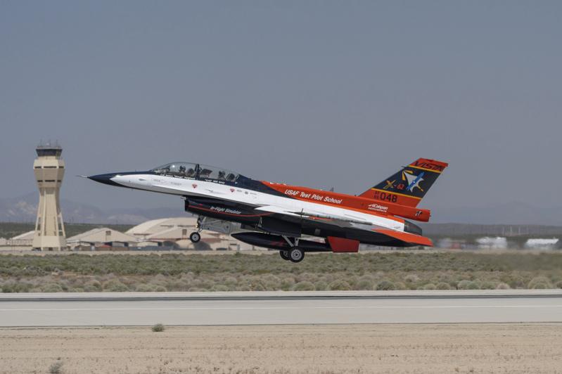 美国空军2日在加州爱德华兹空军基地（Edwards Air Force Base）执行由AI控制的F-16战机试飞。 （美联社）