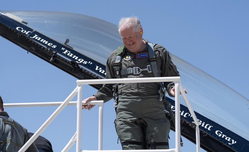 美国空军部长肯达尔（Frank Kendall）亲自搭乘由AI控制的F-16战机...