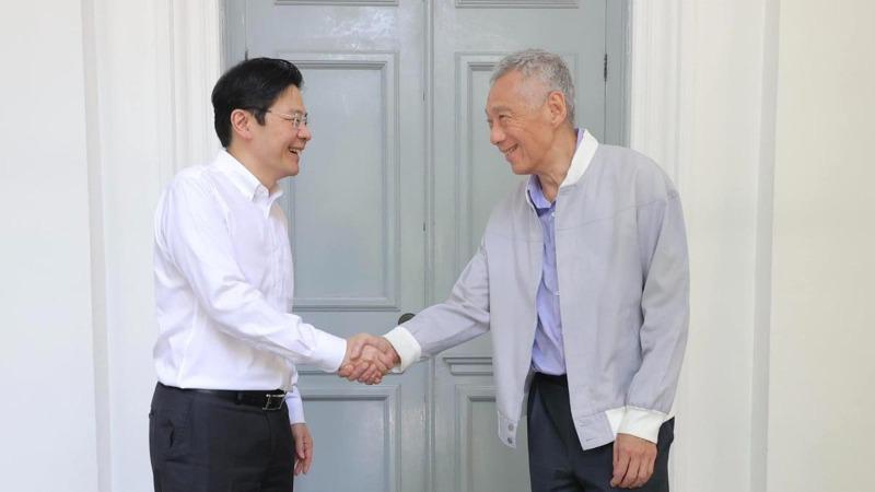 新加坡總理李顯龍（右）15日卸任，交棒給副手黃循財。（取材自臉書）