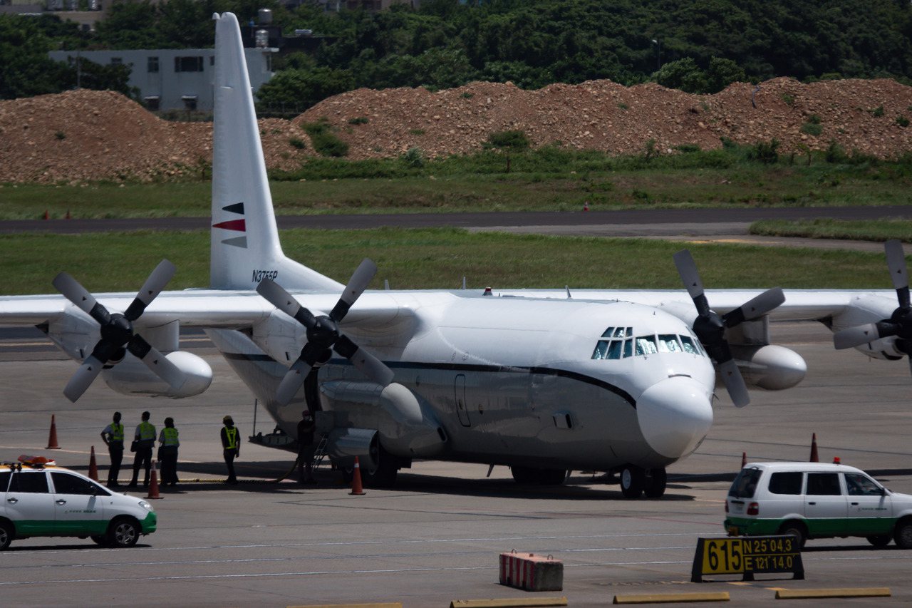 美國c 130運輸機在桃園機場降落短暫停留後飛離 台灣即時 台灣 世界新聞網