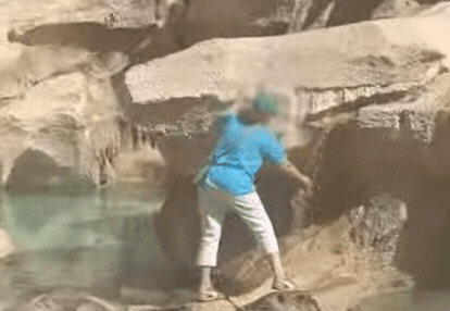 女遊客不顧規定 擅入羅馬地標噴泉裝水 旁人側目