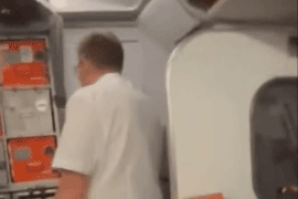 夫妻機上廁所內「激情連結」 空服開門嚇傻、乘客見狀鼓噪