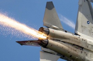 台空軍「經國號」機尾噴火 後燃器火焰從空隙噴出