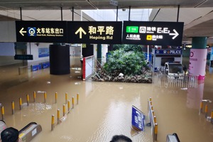 深圳暴雨破7極值 車站變汪洋 珠海、廣州等地也成災