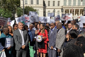 無證客危機 民主黨議員集會 聲援紐約市長亞當斯