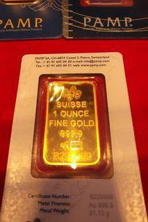 翁银壮说，他卖的金币从瑞士进口。（记者韩杰／摄影）