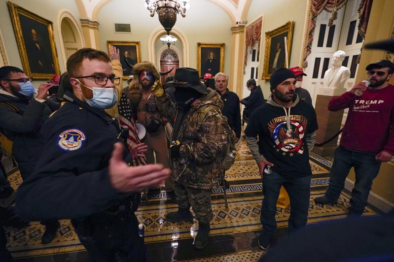 挺川支持者進入國會大廈內。美聯社