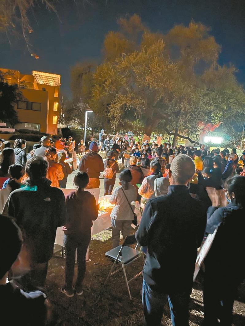 千橡市（Thousand Oaks）20日晚上450名民众举办烛光晚会，悼念亚特兰大受害者。 （钱文绚提供）