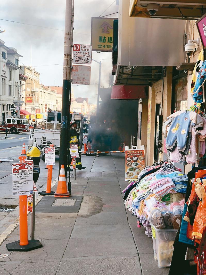 市德顿街美国银行前的地下室发生爆炸并散发出滚滚浓烟。 （图片由李兆祥提供）