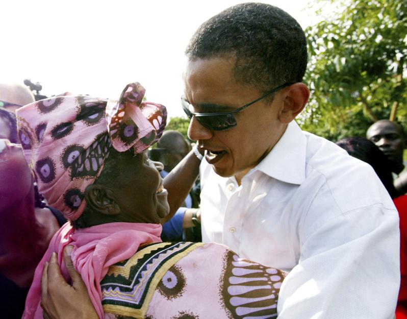 美国前总统欧巴马(右)与祖母莎拉。 (美联社)
