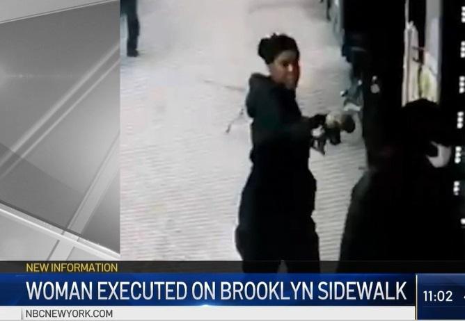 纽约21日发生一起因情感纠纷导致的凶杀案，一名非洲裔女子当街用手枪直抵前女友头部，将其杀害。 (撷自NBC)